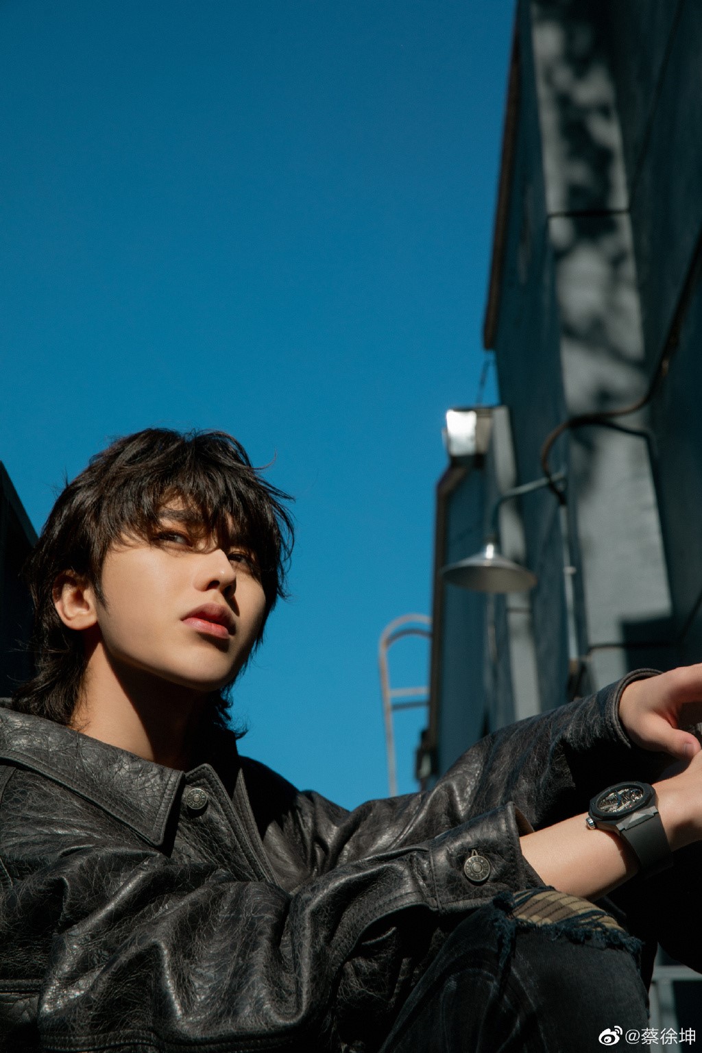 蔡徐坤秋日机车大片随性文艺尽显自由不羁型格