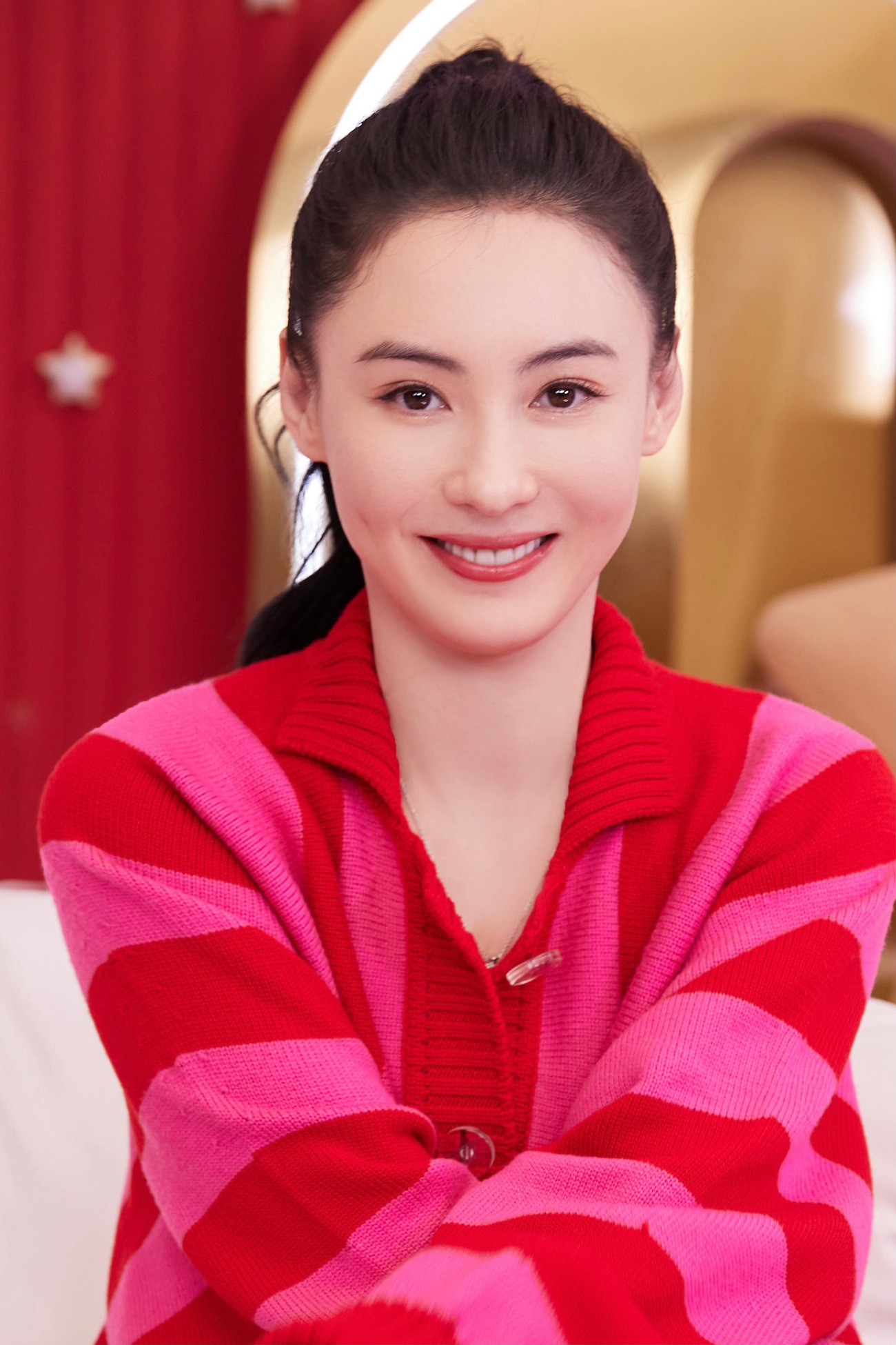 张柏芝直播状态满分俏丽丸子头元气可爱