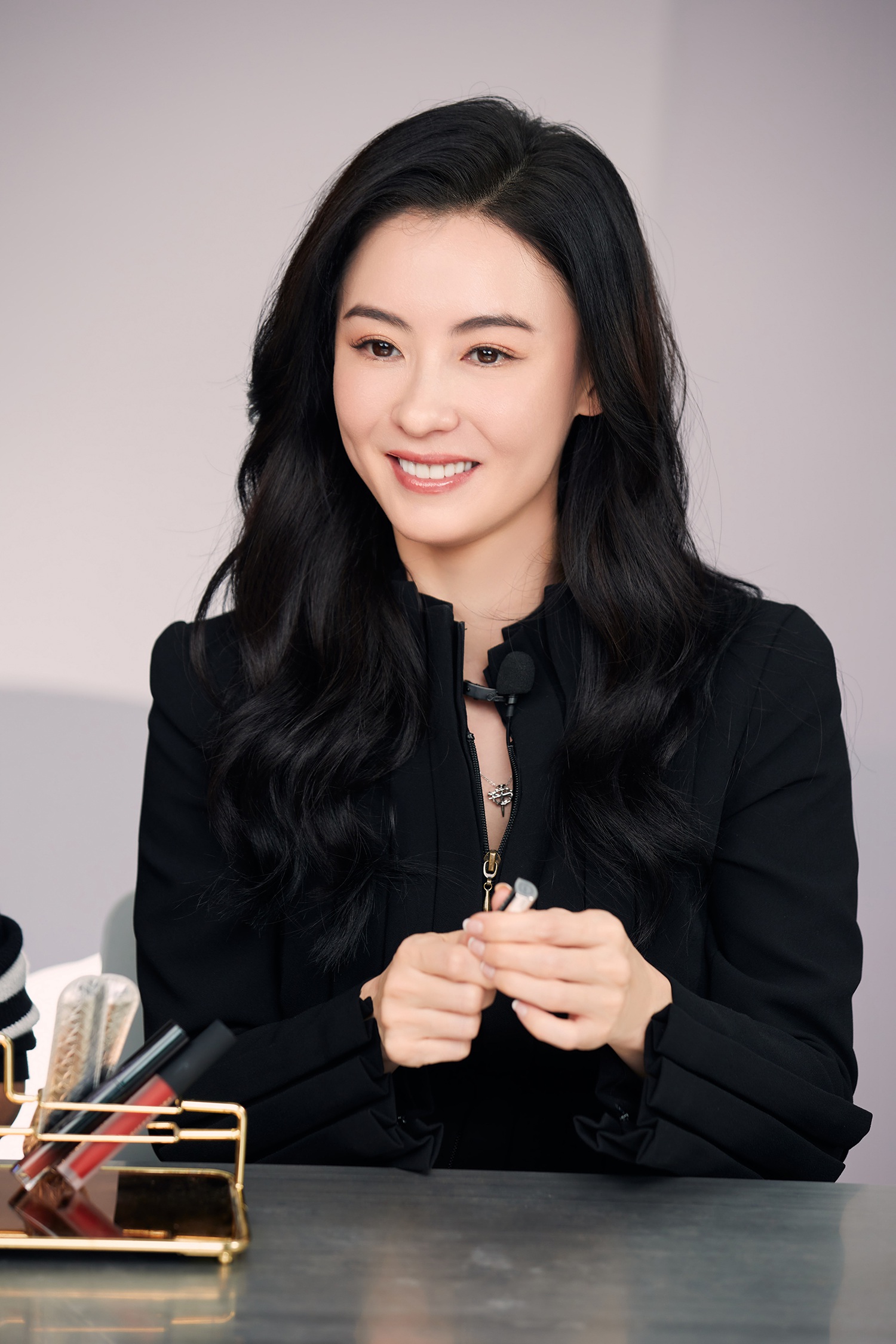 张柏芝现身品牌活动 低眉浅笑温婉可人