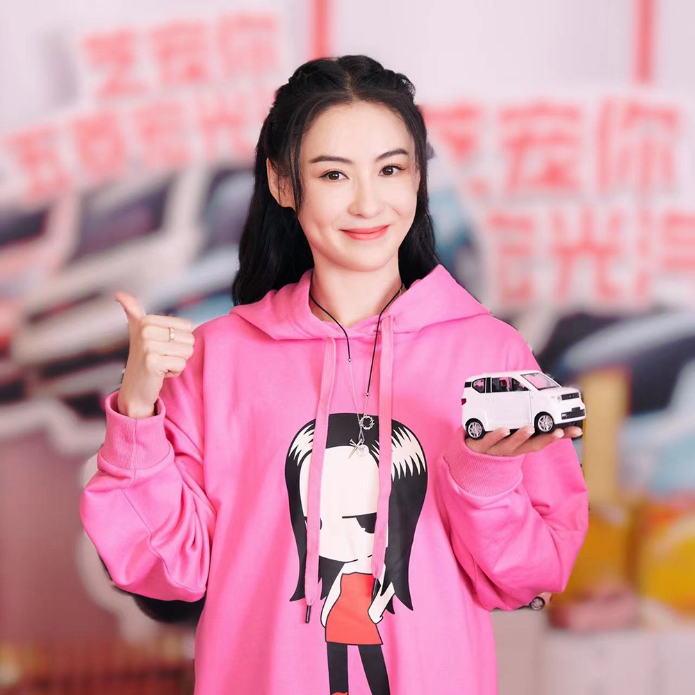 为了回馈粉丝,张柏芝更在线跳了樱花舞,引来一波回忆杀