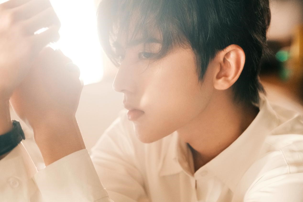 蔡徐坤黑色长斗篷造型尽显优雅诠释诗意风尚