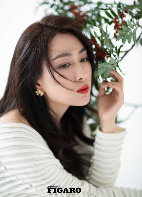 近日,演员马苏受邀参与拍摄的《madame figaro》杂志十一月刊大片释出