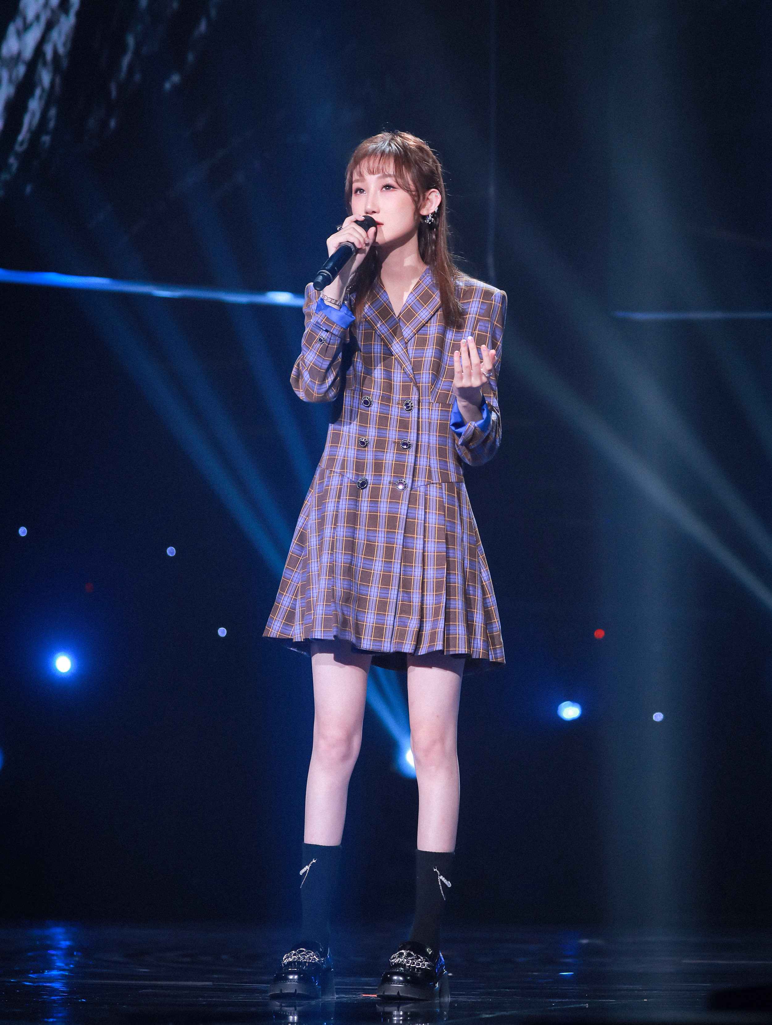 陈雪凝亮相央视全球中文音乐榜上榜首唱新歌忘记被忘记