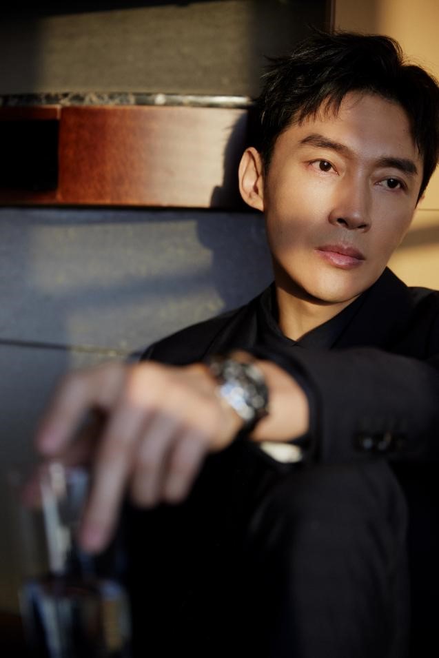 曹磊出席2021搜狐时尚盛典荣获年度突破男明星称号