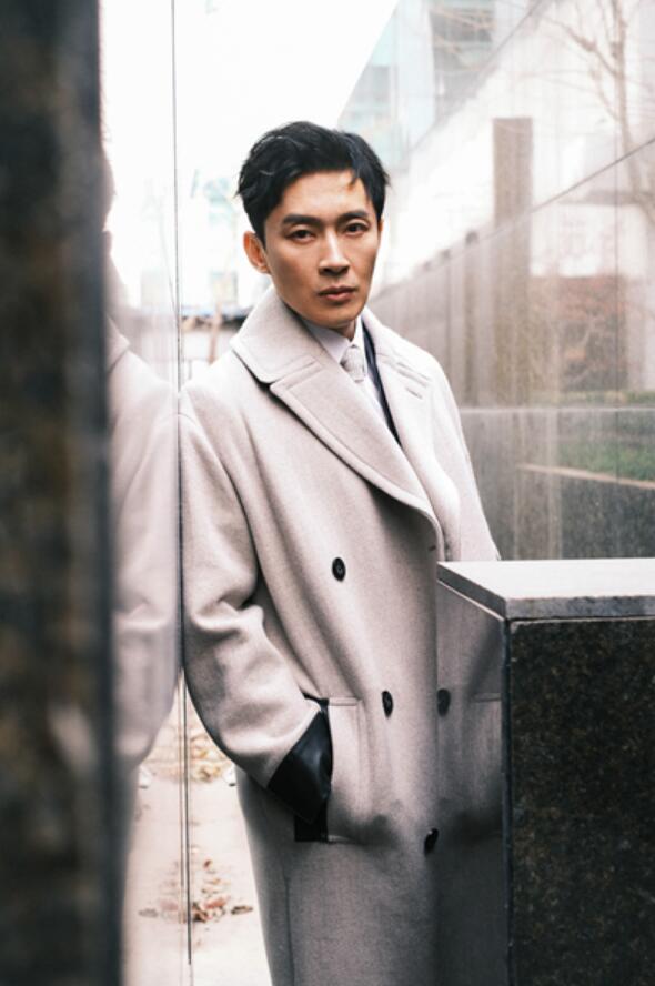 曹磊出席2021国剧盛典现代装展现不一样个人魅力