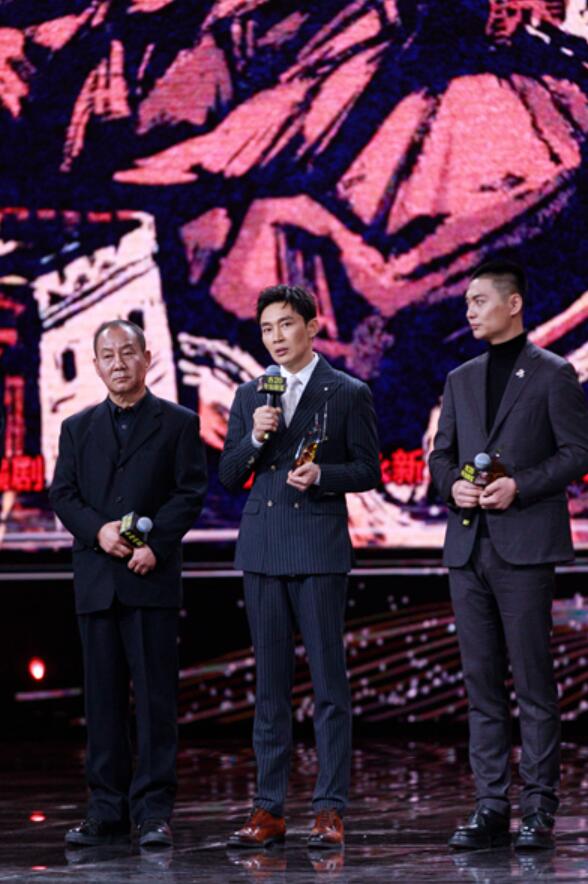 曹磊出席2021国剧盛典现代装展现不一样个人魅力