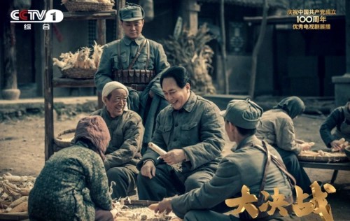 《大决战》以电影制作级的标准,历史教科书式的时间空间轴,纪录片级的
