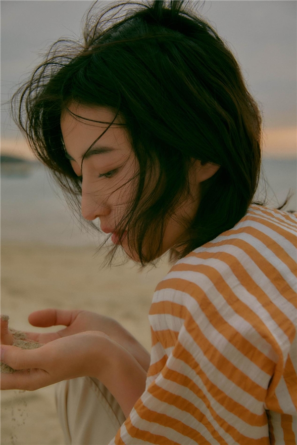 向往的生活第六季发布张子枫海边写真镜头表现力十足氛围感满分