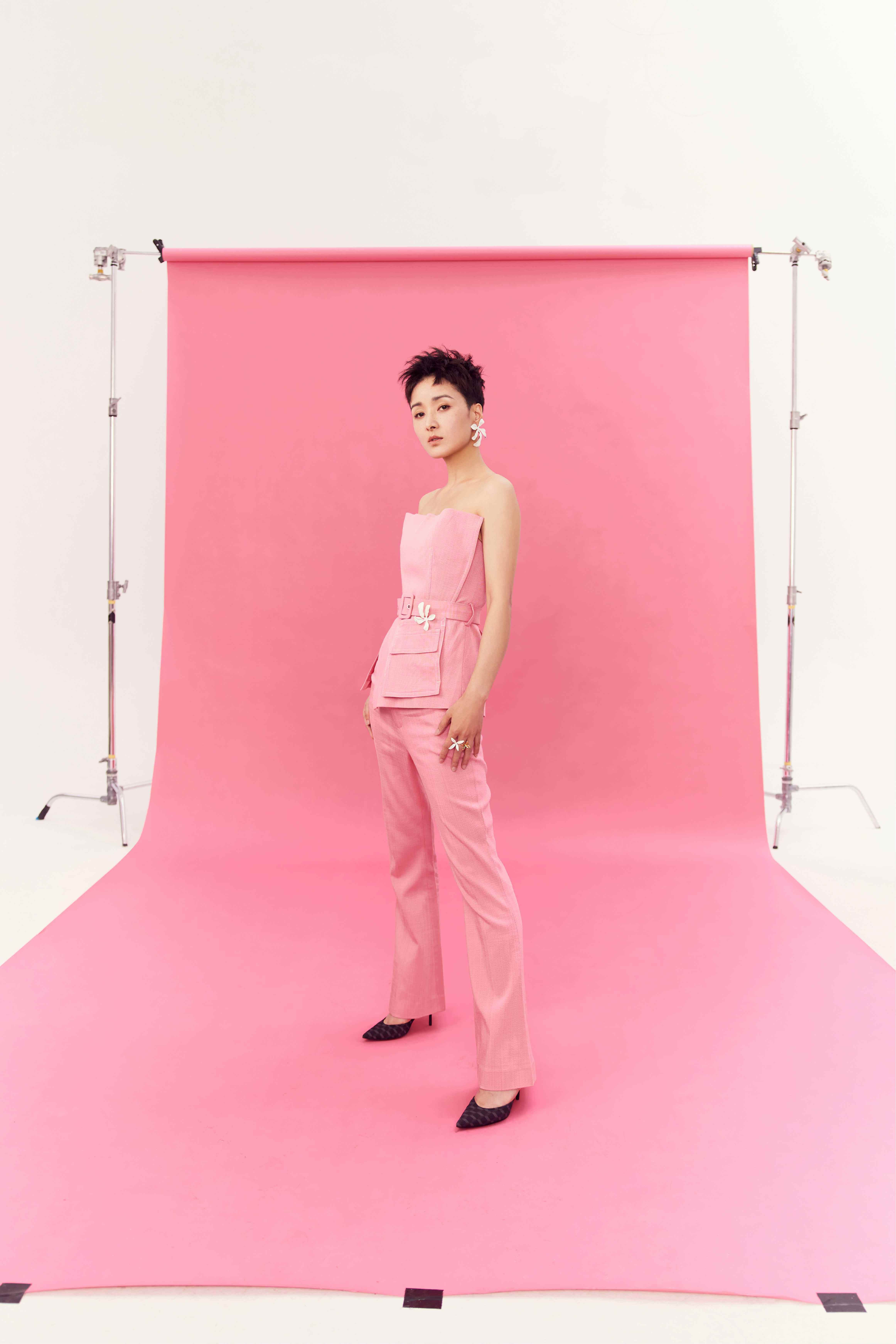 黄曼520大片释出利落短发甜酷飒爽