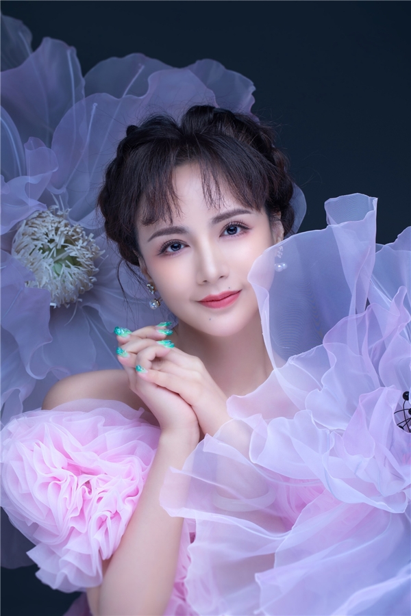 青年歌唱家艺鹭歌声中的你