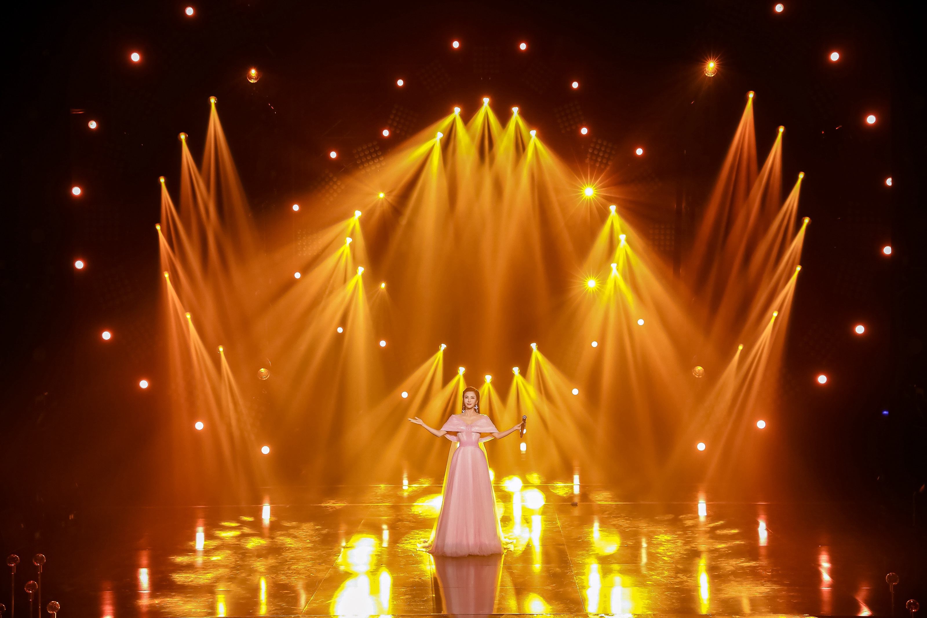 第十四届海峡论坛海峡影视季成功举办伊丽媛献唱灯火温暖直达心灵