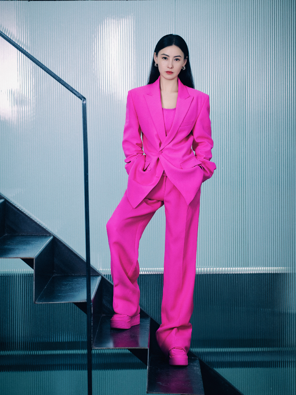 张柏芝直播状态俱佳玫红西装彰显自在风范