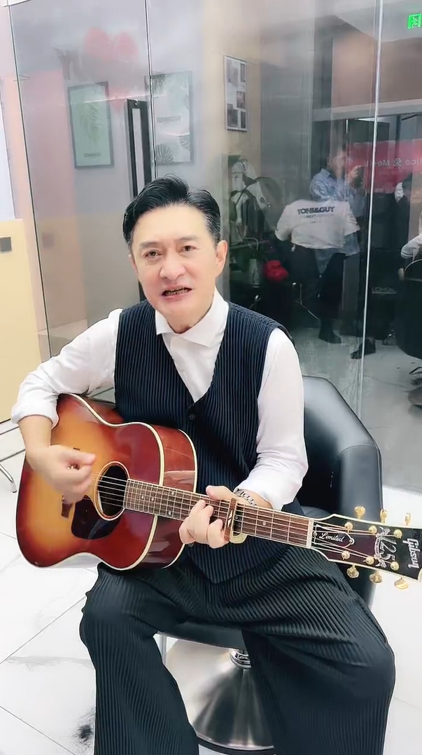 明星抖音直播首秀迎来大将黄安经典歌声引爆温情回忆