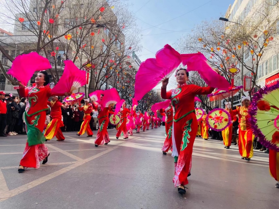 过街秧歌显身手实力强劲负盛名为子洲县陕北秧歌协会而歌