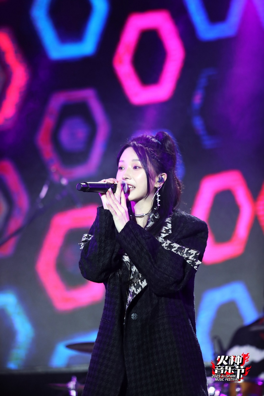 抖音红人王小草助阵火种音乐节四首经典翻唱引发全场集体回忆