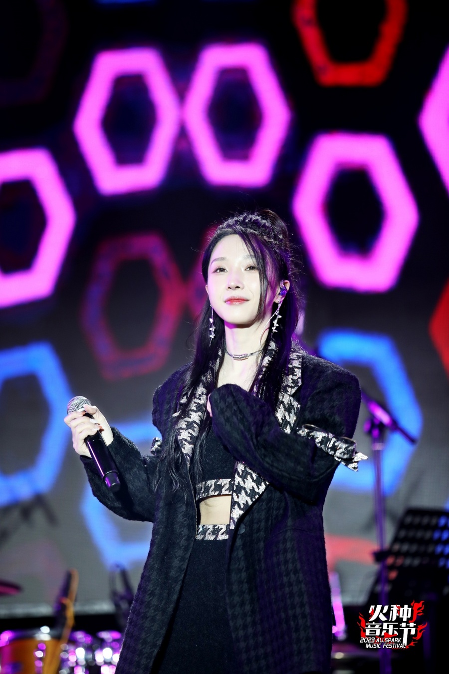 抖音红人王小草助阵火种音乐节四首经典翻唱引发全场集体回忆