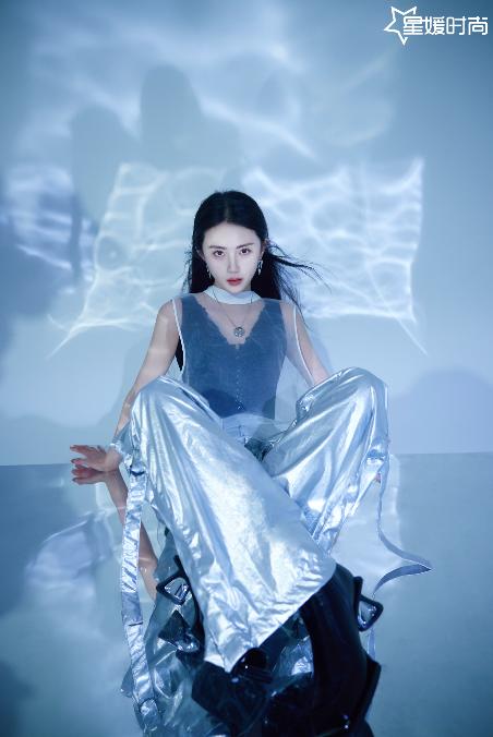 当前位置:>首页>头条新闻>在另一组大片中,赵昕身穿薇妮体雕"新梦之境