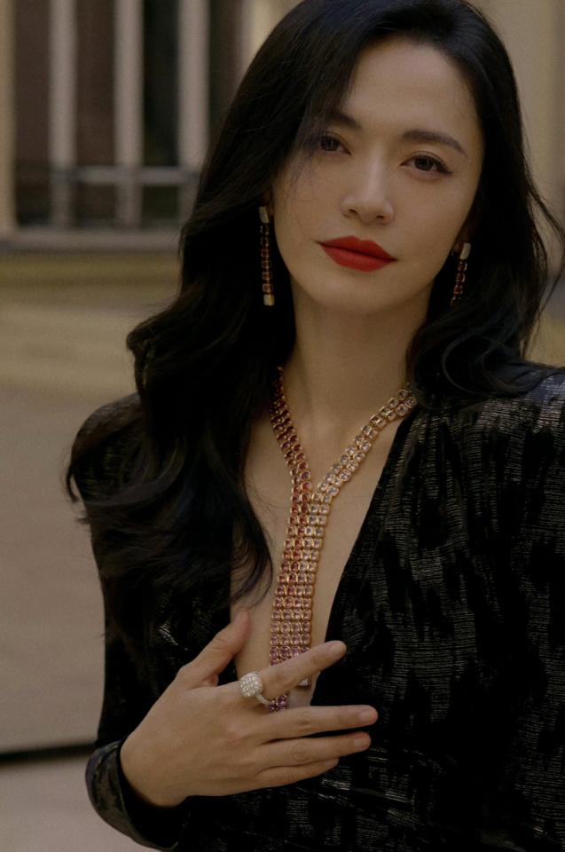 宝曼兰朵品牌代言人姚晨现身高级珠宝晚宴深v修身礼裙气质满满