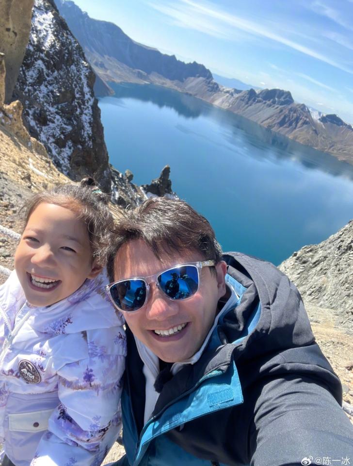 陈一冰和女儿yiyi游玩长白山父女二人互动温馨可爱