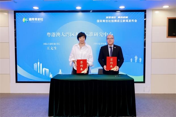 在活动的最后,中国书画家协会常务副主席陈敬国,中国当代国画艺术大师