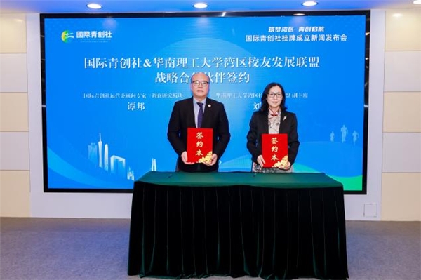 在活动的最后,中国书画家协会常务副主席陈敬国,中国当代国画艺术大师