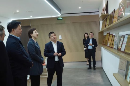 开门迎温暖重庆市政协副主席党组副书记李静一行莅临开林集团调研指导