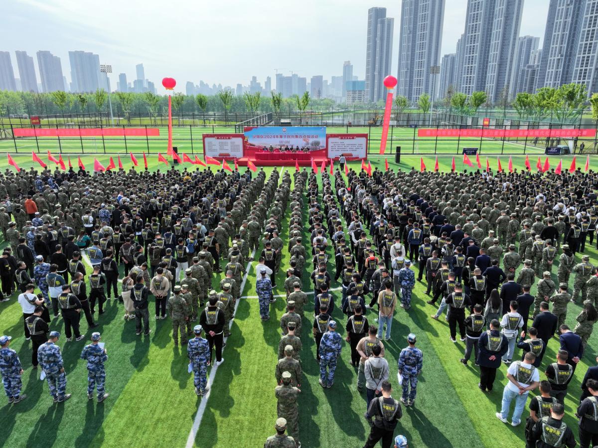 场面威武雄壮千余基干民兵列队接受点验